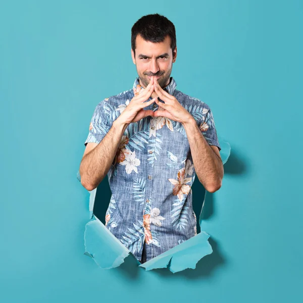 Knappe Man Met Bloem Shirt Twijfels Door Een Gat Blauw — Stockfoto