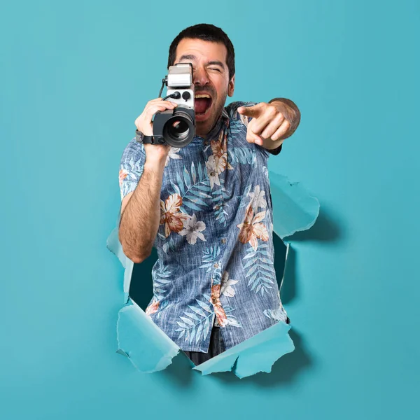 Homem Bonito Com Camisa Flor Filmando Através Buraco Papel Azul — Fotografia de Stock