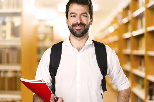 Άνθρωπος Ευτυχισμένος Φοιτητής Στην Βιβλιοθήκη Defocused — Φωτογραφία Αρχείου