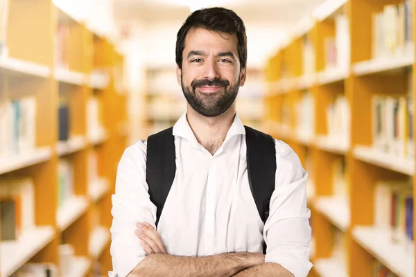 Glücklicher Student Über Defokussierte Bibliothek — Stockfoto