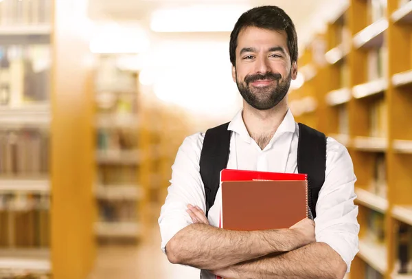 Glücklicher Student Über Defokussierte Bibliothek — Stockfoto