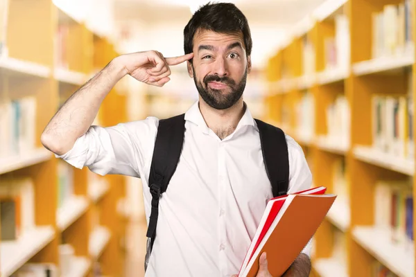 Étudiant Homme Faire Geste Fou Sur Bibliothèque Déconcentrée — Photo