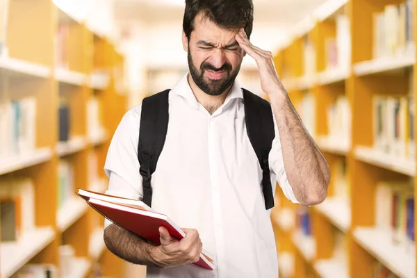 Homme Étudiant Frustré Sur Bibliothèque Déconcentrée — Photo