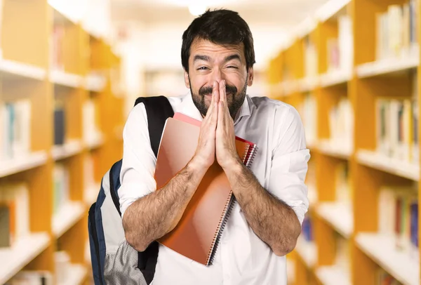 Homme Étudiant Plaidant Sur Bibliothèque Déconcentrée — Photo
