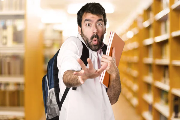 Ufuk kitaplığını korkmuş öğrenci adam