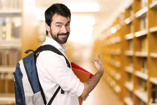 Ufuk Kitaplığı'nda işaret eden öğrenci adam