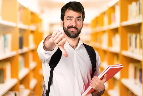 Ufuk kitaplığını kötü sinyal yapma öğrenci adam