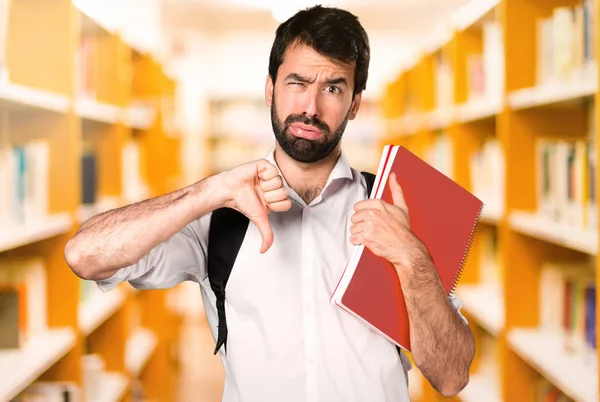 Ufuk kitaplığını kötü sinyal yapma öğrenci adam