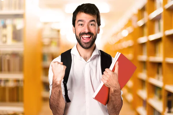 Ufuk kitaplığını şanslı öğrenci adam