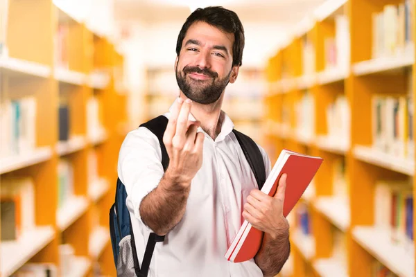 ufuk kitaplığını önümüzdeki jest yapıyor