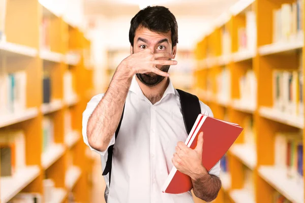 Ufuk kitaplığını kötü jest kokulu yapma öğrenci adam