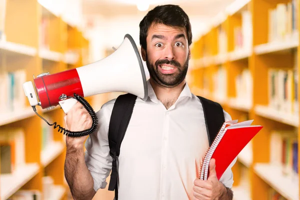 Megafon ufuk kitaplığını tarafından bağırarak öğrenci adam