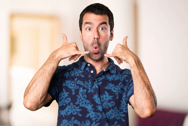 Esmer adam yapım telefon jest oda içinde