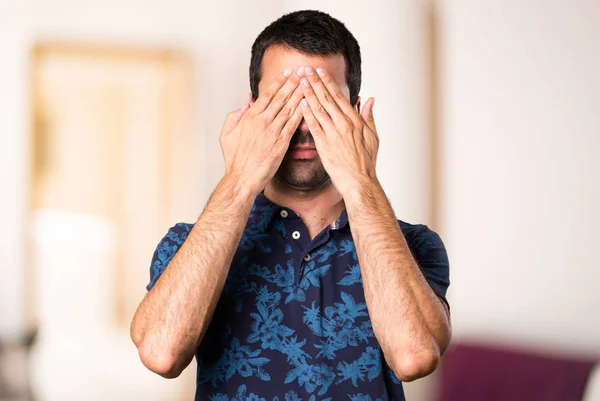 Brünette Mann Bedeckt Seine Augen Zimmer — Stockfoto