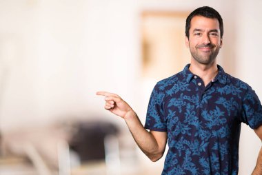 Esmer adam odada lateral işaret