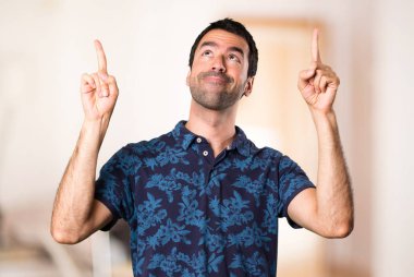 Esmer adam işaret içine Oda