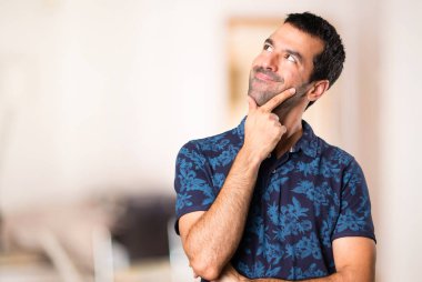 Esmer adam oda içinde düşünme