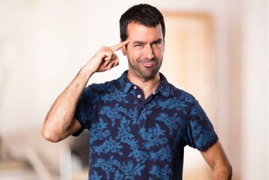 Esmer adam oda içinde düşünme