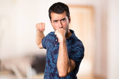 Esmer adam oda içinde mücadele