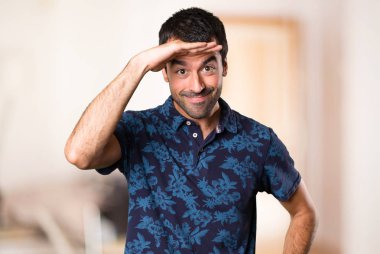 Esmer adam bir şey odanın içinde gösterilen