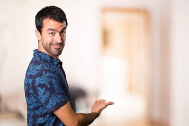 Esmer adam bir şey odanın içinde sunulması