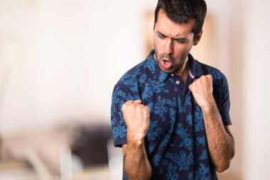 Şanslı esmer adamın oda içinde