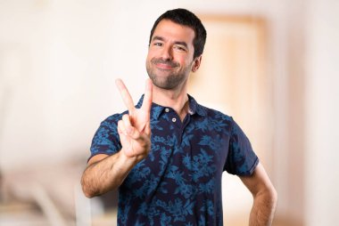 Esmer adam yapma zafer jest oda içinde