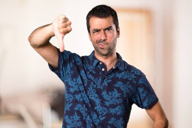 Esmer adam kötü sinyal içinde oda yapma