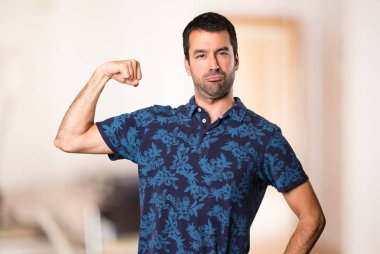 Esmer adam oda içinde güçlü bir jest yapma