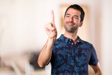 Esmer adam oda içinde şeffaf ekranda dokunmadan