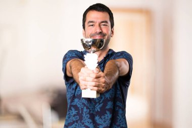 Esmer adam bir kupa tutuklu odası içinde