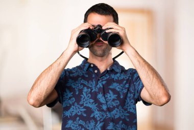 Esmer adam odada dürbünlü