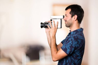 Esmer adam odada filme