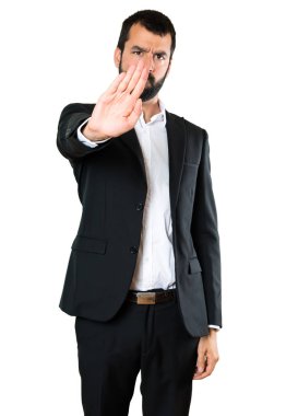 Yakışıklı işadamı dur işareti yapmak