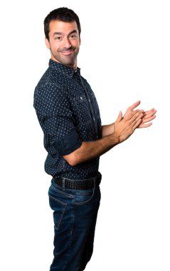 Esmer adam izole beyaz arka plan üzerinde alkış