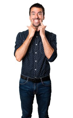 Mutlu esmer adam izole beyaz zemin üzerine