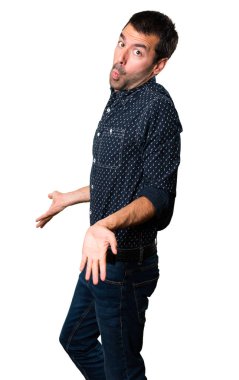 Esmer adam izole beyaz arka plan üzerinde önemsiz jest yapma