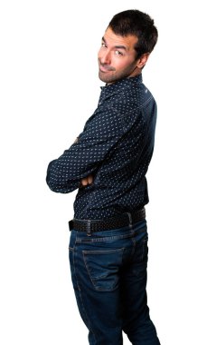 Esmer adam kollarını ile izole beyaz arka plan üzerinde çarpı işareti