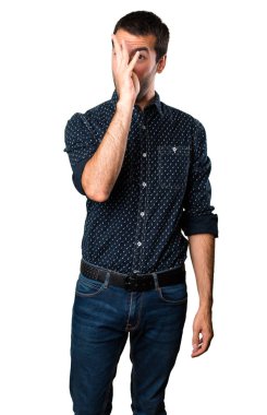 Esmer adam izole beyaz arka plan üzerinde bir şaka yapmak