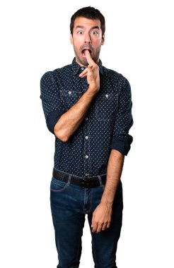 Esmer adam intihar jest yapma beyaz arka plan izole