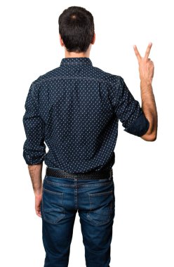 Esmer adam iki izole beyaz zemin üzerine sayma