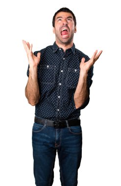 Hayal kırıklığına uğramış esmer adam izole beyaz zemin üzerine