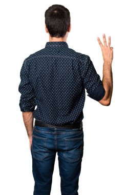 Esmer adam üç izole beyaz zemin üzerine sayma