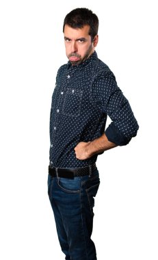 Üzgün esmer adam izole beyaz zemin üzerine