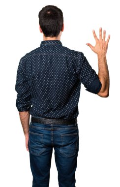 Esmer adam beş izole beyaz zemin üzerine sayma