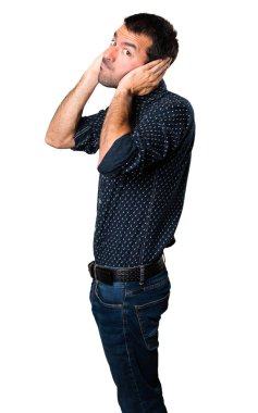 Esmer adam kulakları izole beyaz zemin üzerine kaplama