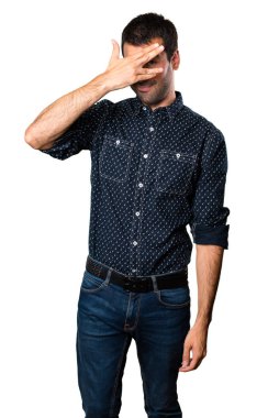 Esmer adam gözlerini izole beyaz zemin üzerine kaplama