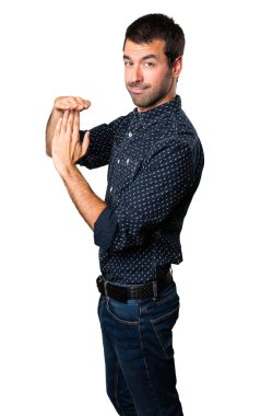 Esmer adam zaman aşımı jest yapma beyaz arka plan izole