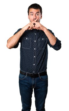 Esmer adam sessizlik jest yapma beyaz arka plan izole