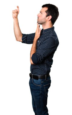 Esmer adam küçük işareti izole beyaz arka plan üzerinde yapma